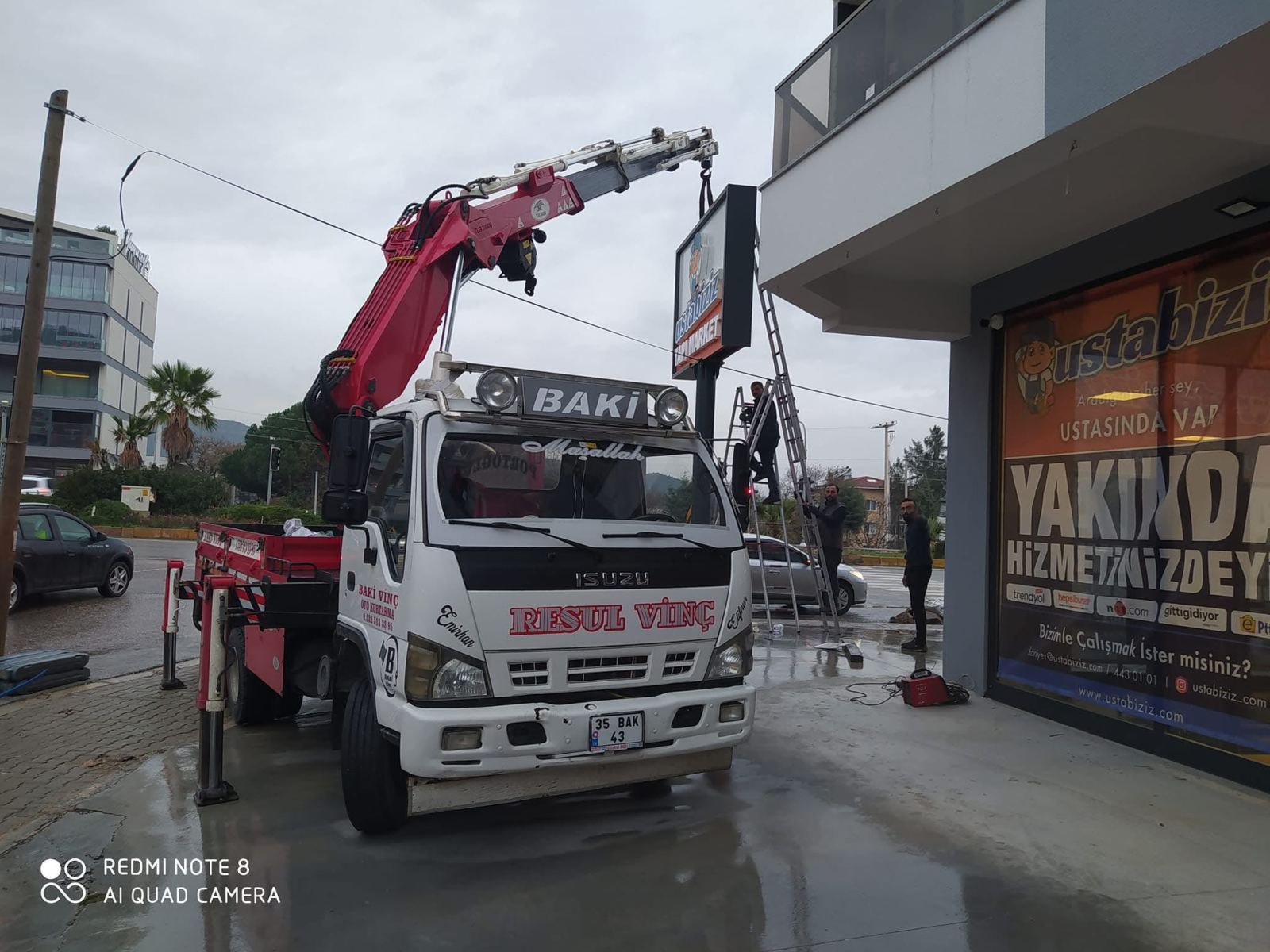 Yağmurda Tabela Montajı